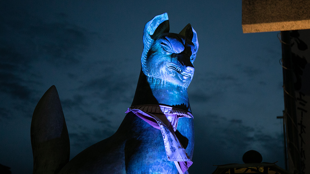 ライトアップした石像は豊川稲荷のシンボルの狐