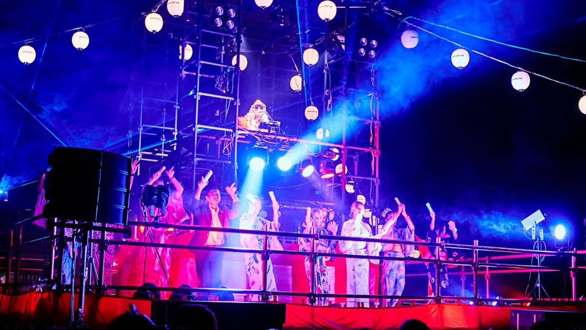 会場を盛り上げたDJ KOO氏とODORI MO-DE（オドリモウデ）