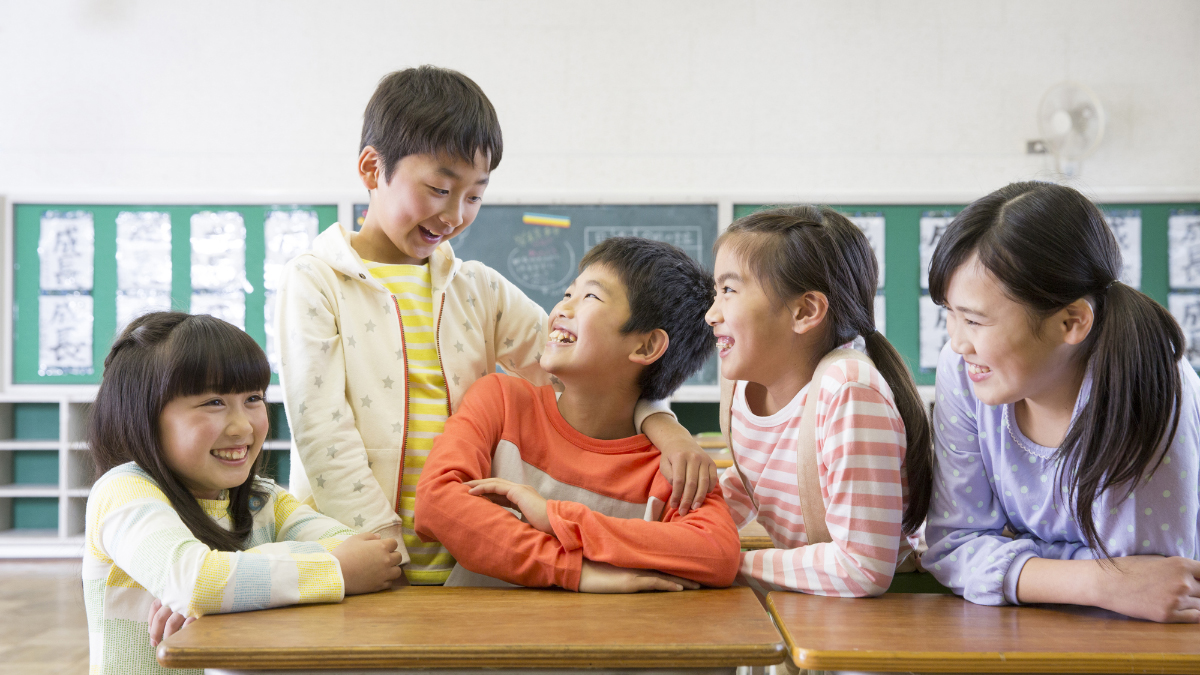 休み時間、教室で過ごす子どもたちのひととき