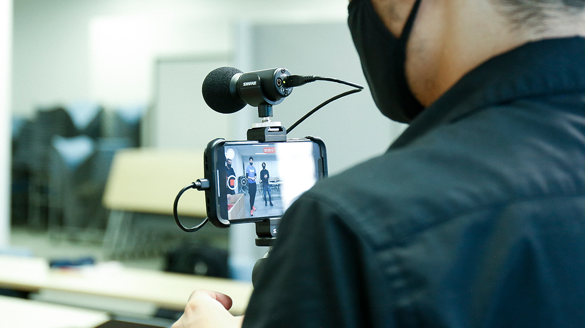 番組はスマホに適した縦型の映像でリアルタイム配信