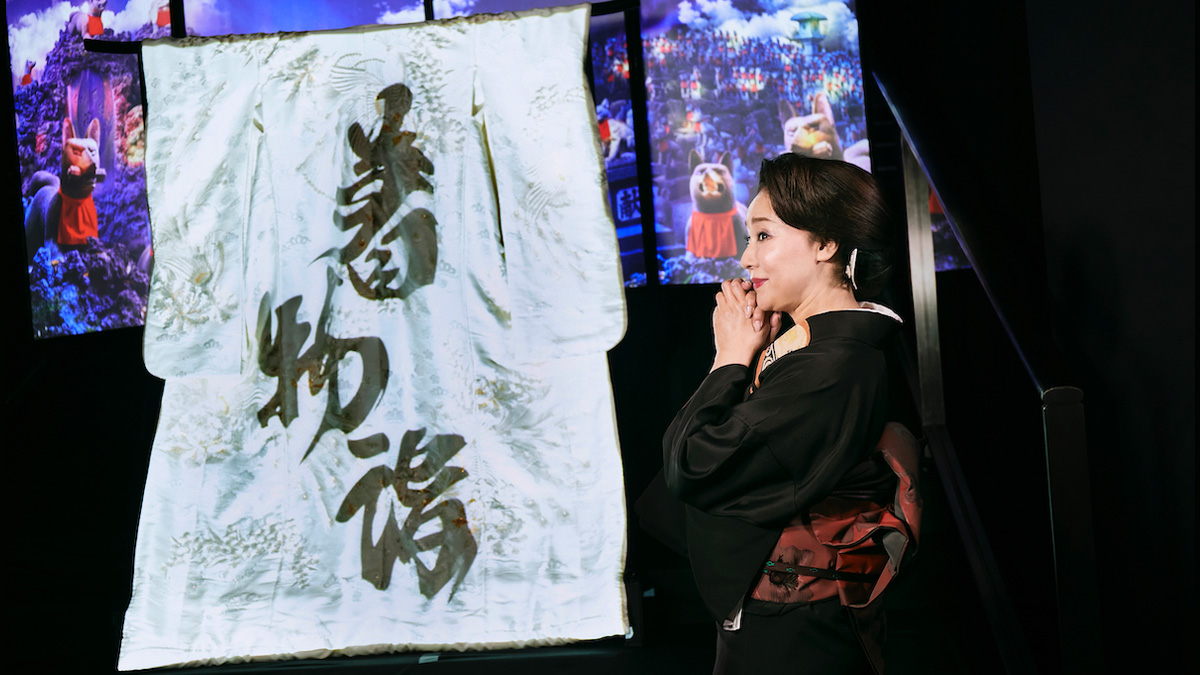 プロジェクションマッピングにて映し出された着物と女優 浅野ゆう子氏