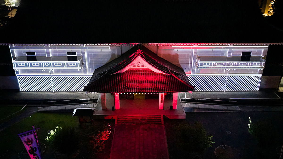 ドローンにて寺宝館のプロジェクションマッピングを撮影