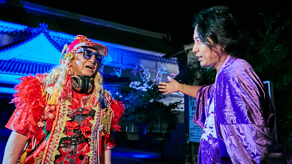 ODORI MO-DEのプロデューサーとして参画したDJ KOO氏に物語を説明する佐藤