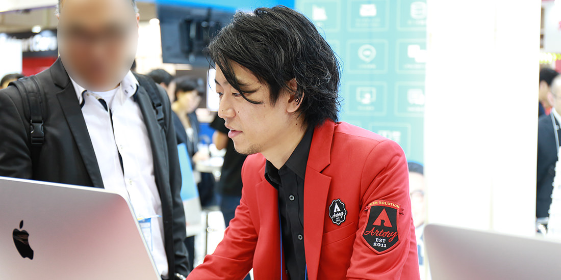 お客様にパソコンを使用し、具体的な事例を紹介