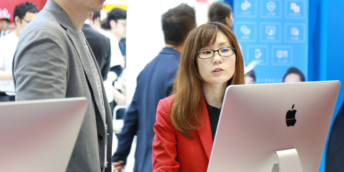 お客様に商品の説明をしながら、一緒に課題を考えている様子