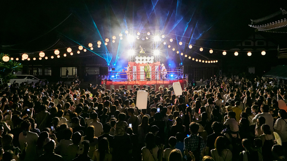1,000名以上の参拝者がODORI MO-DEに集まった