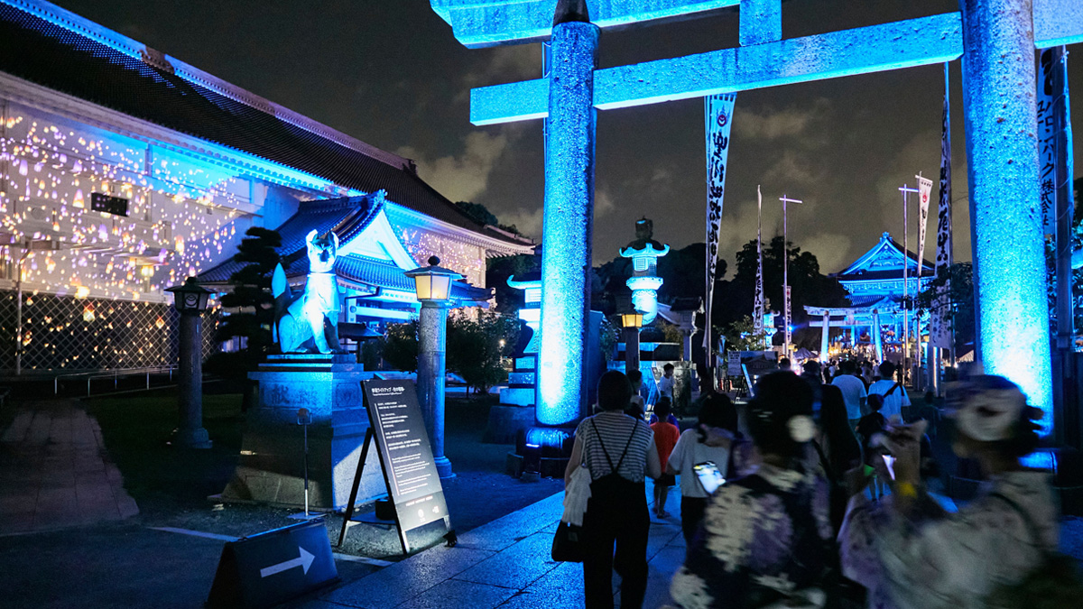 特別期間のみ夜間に開放される参拝者を、プロジェクションマッピングが迎える