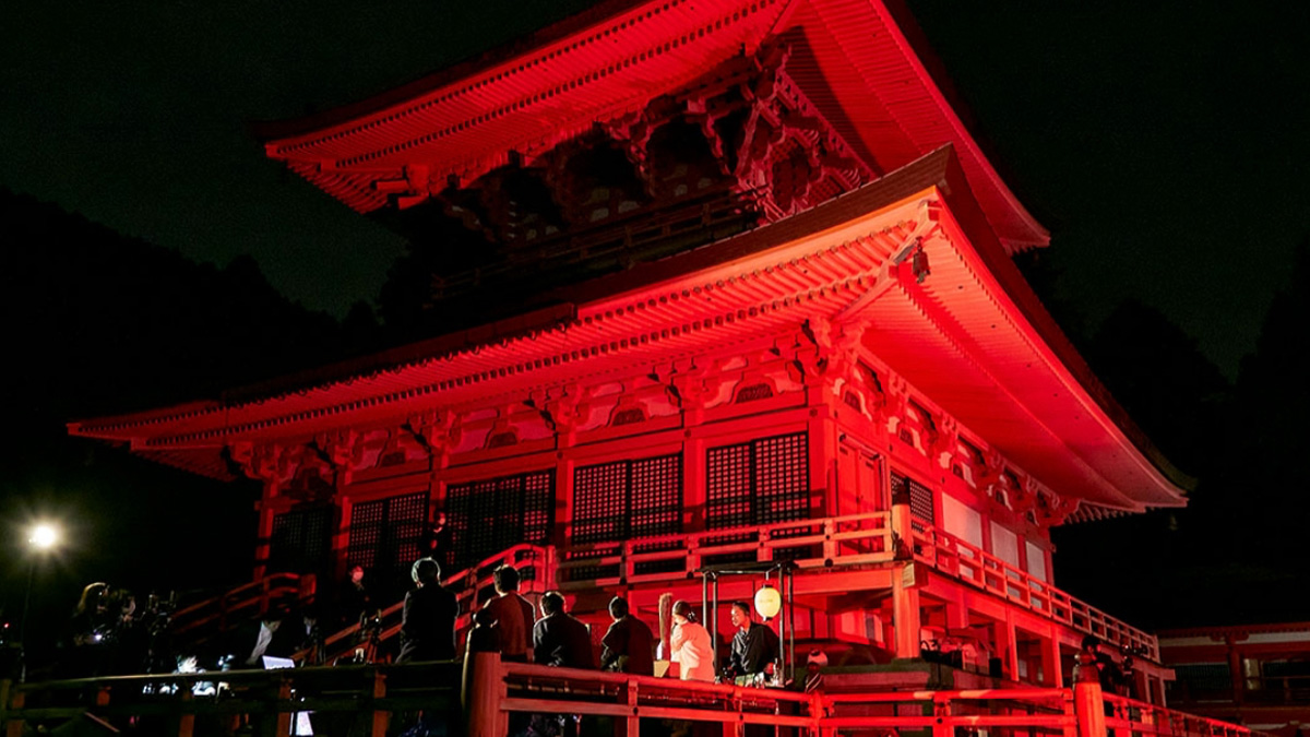 ライブコマースの会場横には赤くライトアップされた「比叡山延暦寺 法華総持院東塔」がそびえ立つ