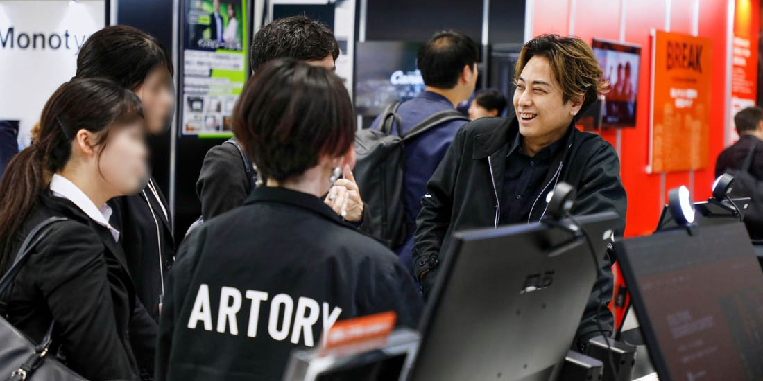 展示会で来場されたお客様にアートリーが実施したプロデュースについてご説明