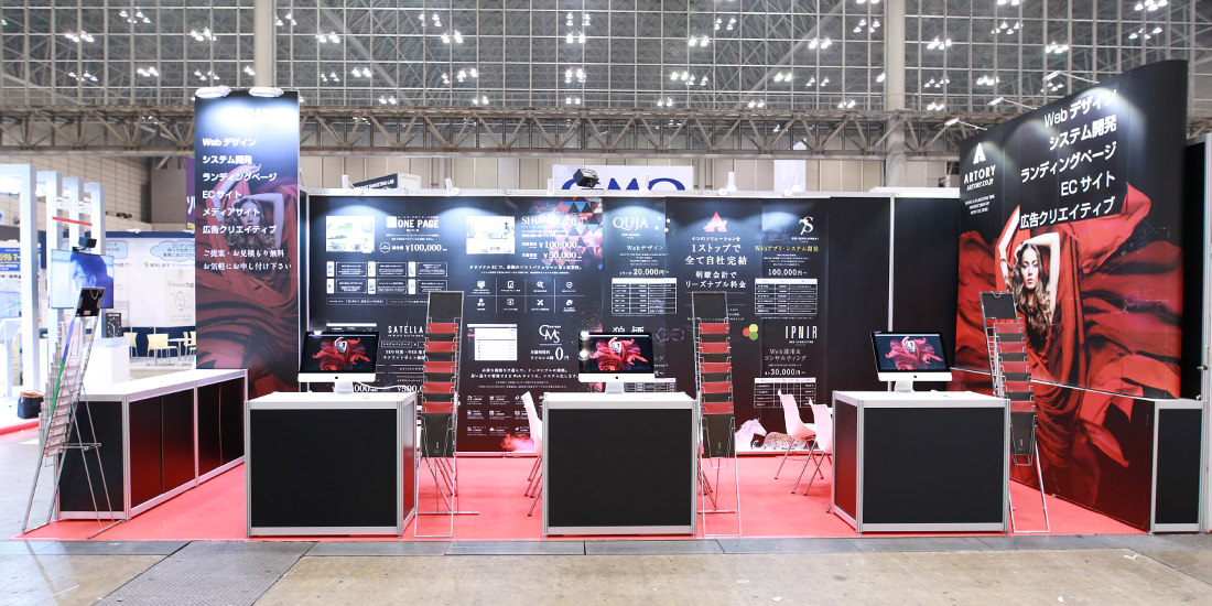 パソコンは5台、商談用のデスクを3台設置された展示会ブース