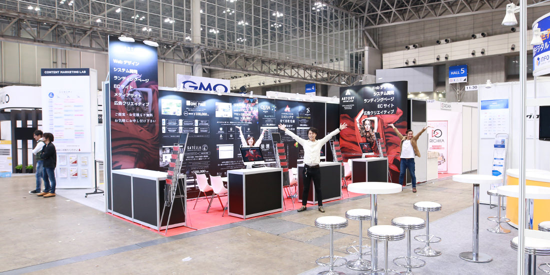 開場前のブースで手を広げて喜ぶスタッフ