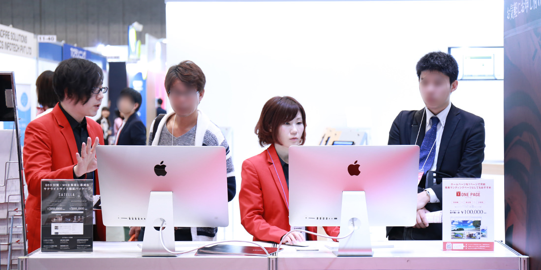 来場されたお客様、一人一人にご説明している様子