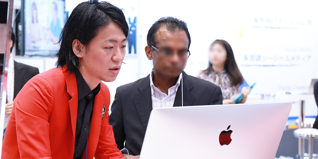 事例紹介をしながら、具体的な商品説明をしているスタッフ