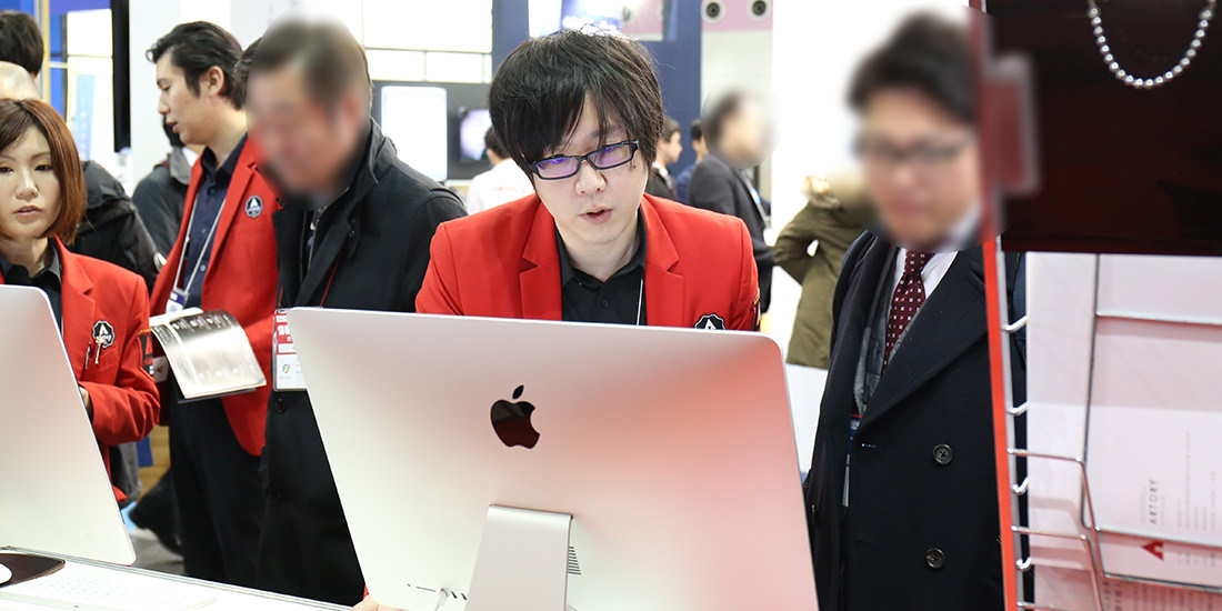 事例を紹介しながら商品説明をしているスタッフ