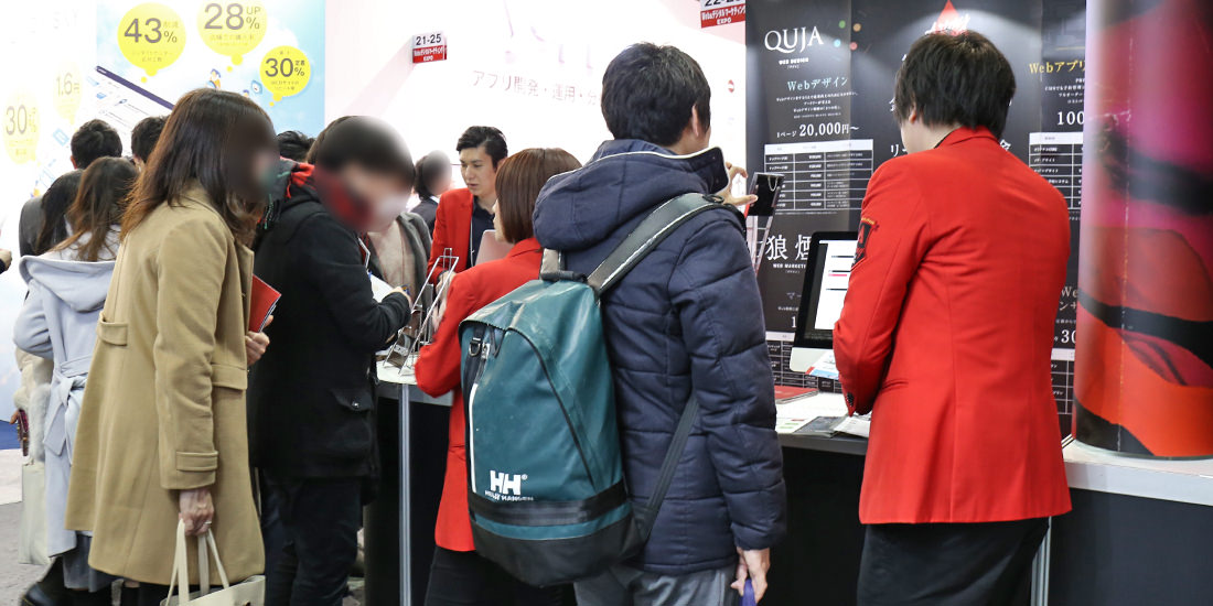 展示会ブースにたくさんの人が訪れた