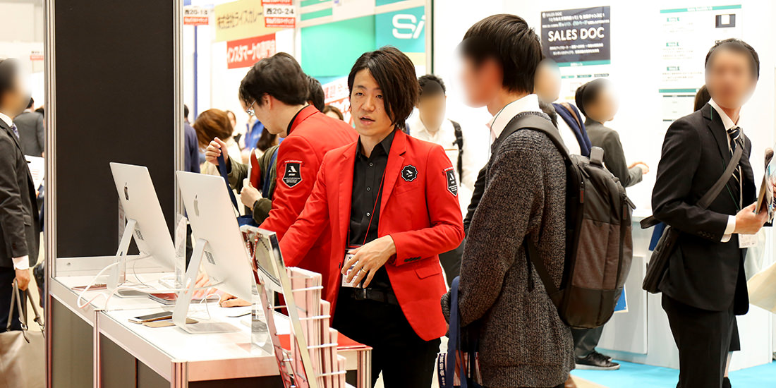 来場者に応対するスタッフ