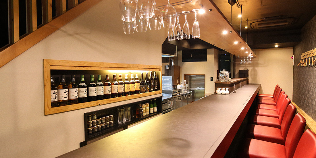 お母さんとの会話を楽しめる10名掛けのカウンターテーブル