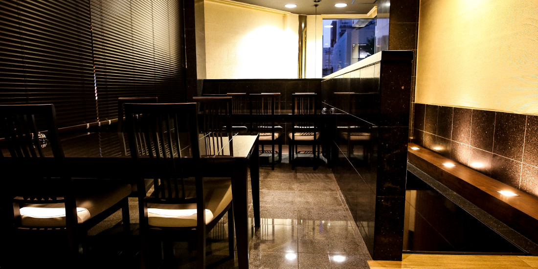 グループでのご利用や宴会などにご利用いただける黒を基調とした2階席