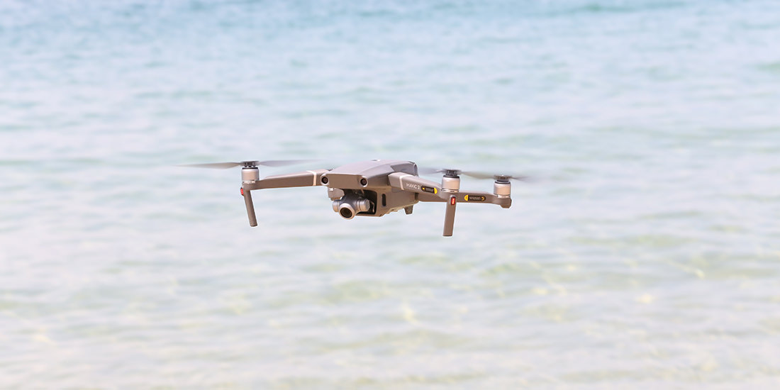 水晶浜の海を飛行する DJI MAVIC 2 Zoom