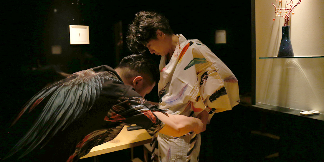 「VEDUTA」デザイナーの渡邊仁さんと打ち合わせながら衣装を決めるJOSUKE