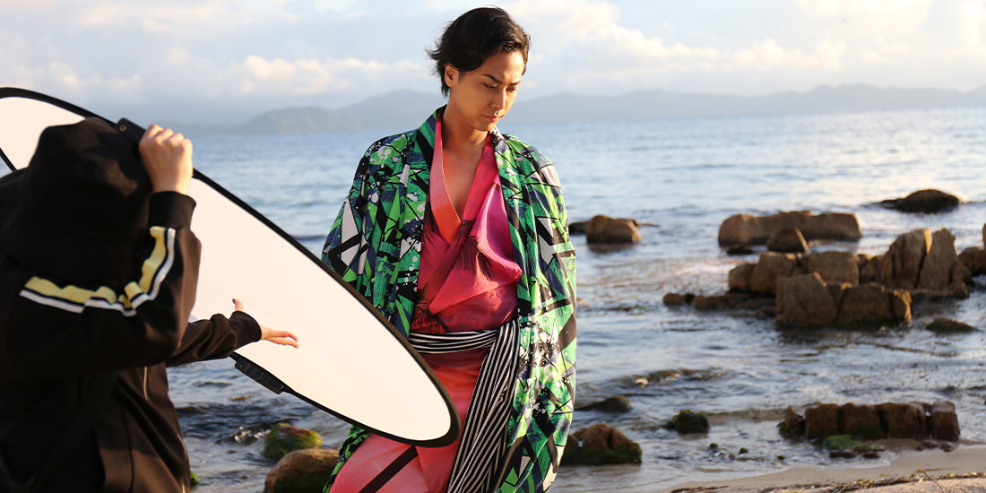 VEDUTAの浴衣を重ね着した夕方の撮影シーン