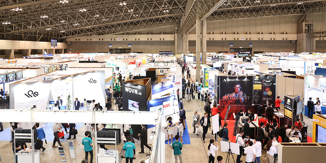 2階からでも来場者の目を引く設計が効果的だった