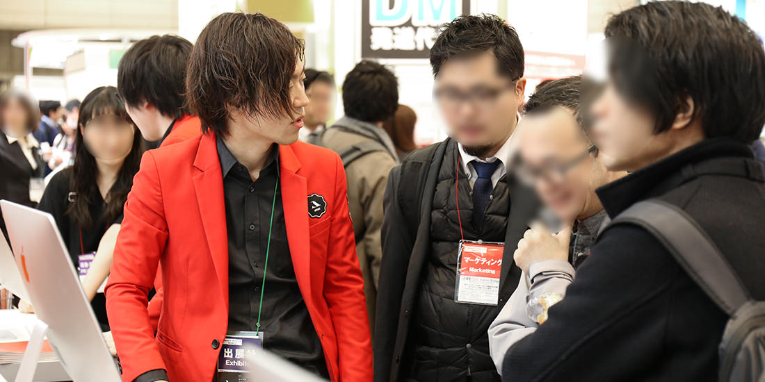 来場者に説明するスタッフ