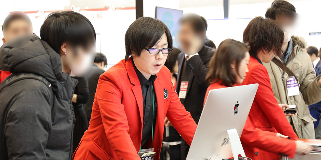 その場でお客様のHPを見て提案するスタッフ