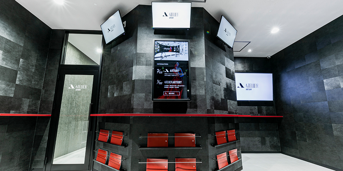 アトリエアートリーのエントランスでは、4台のモニターとタッチパネルが出迎える