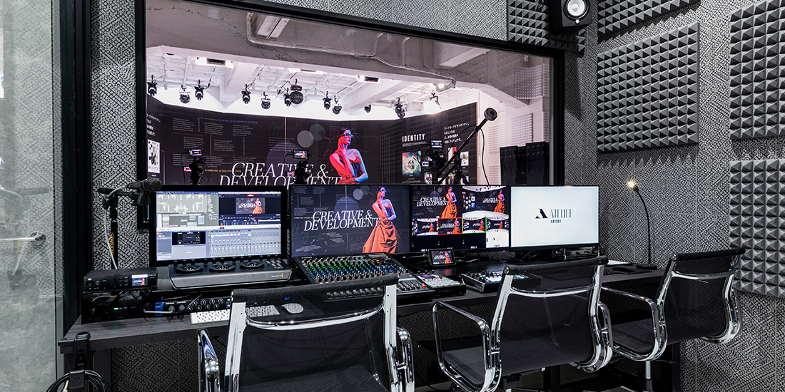 コントロールルームには、高品質のコンテンツを制作するために取り揃えた機材が並ぶ