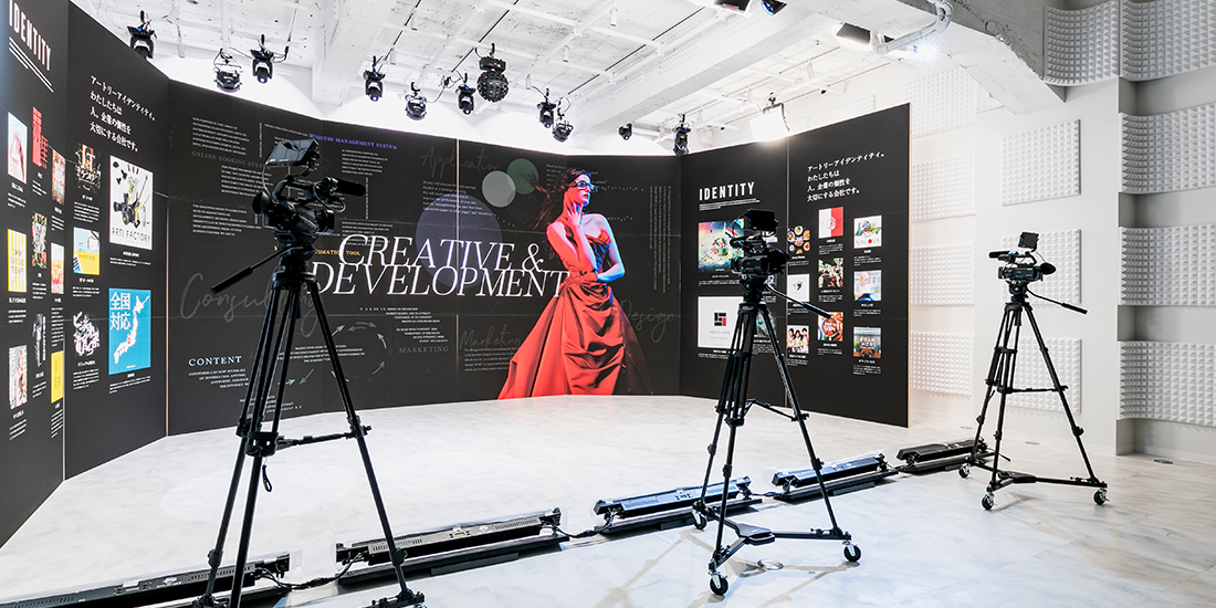 広さ100m2、高さ4mのメインスタジオにそびえるアートリーの番組セット