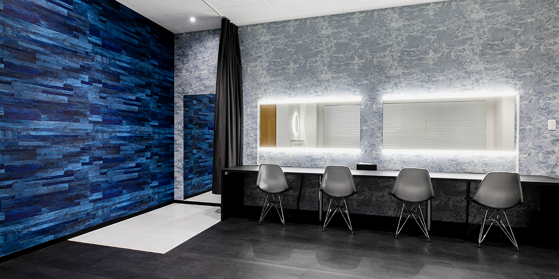 フィッティングルームは、4名同時でのヘアメイクも可能なほどの広さがある