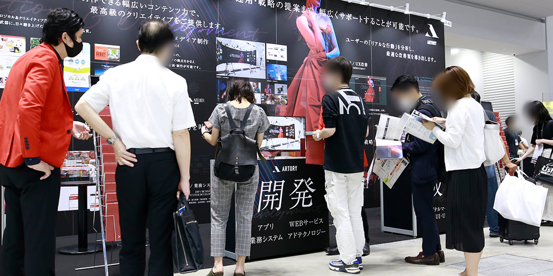 当社を目当てに来てくださった方も多く、ブースは初日から賑わう