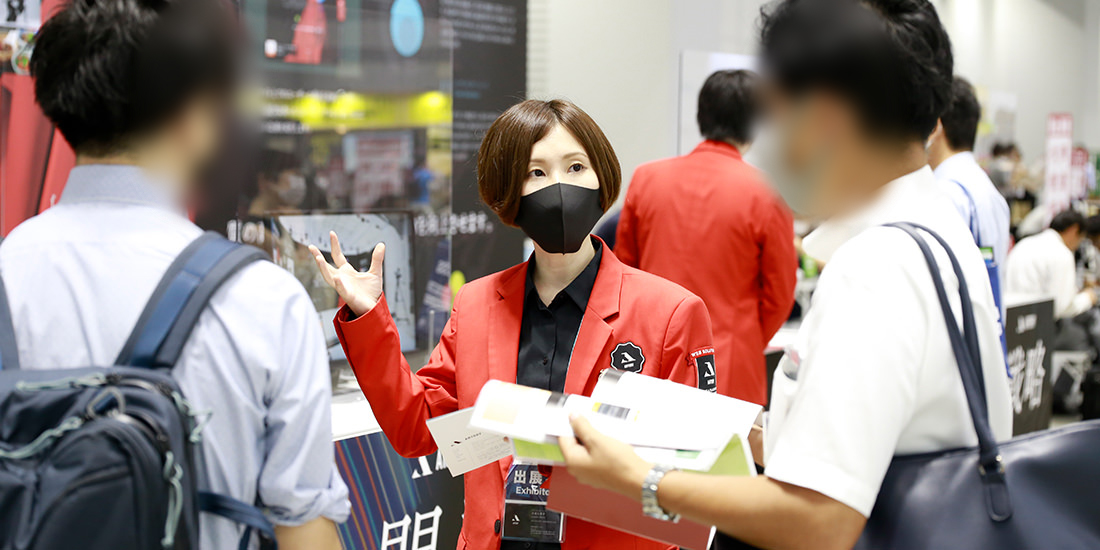 来場者のイメージにパネルを見ながらソリューションを提案中