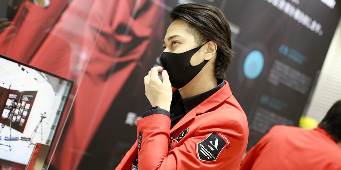 佐藤はスタジオの写真を紹介。スタッフ一同のマスクを黒で統一したのも、ブランディングへのこだわりがあるがゆえ。