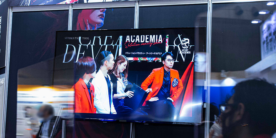展示会会場にて映し出されるアートリーのオリジナル番組「アートリーアカデミア」