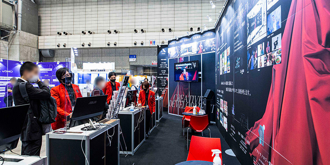 スタッフ6名が在中し、終始賑わいをみせるアートリーの展示ブース