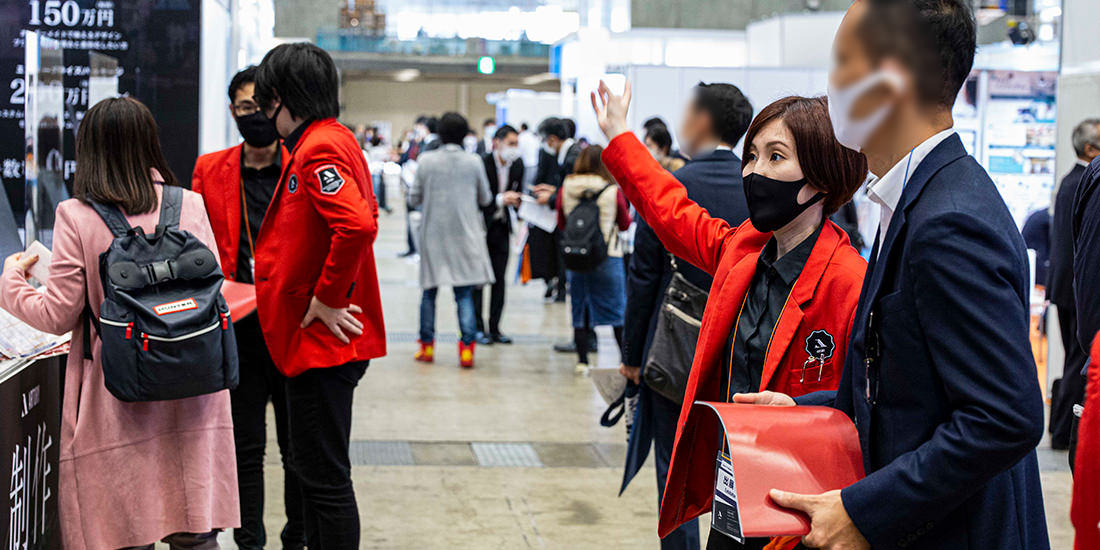 アートリーを目当てに来てくださるお客様と、お互いの近況報告を行う