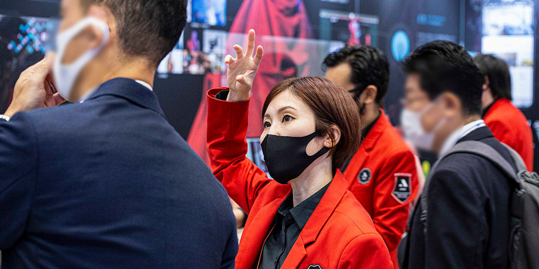 印象的な展示会ブースに惹かれて、足を止めるお客様に説明