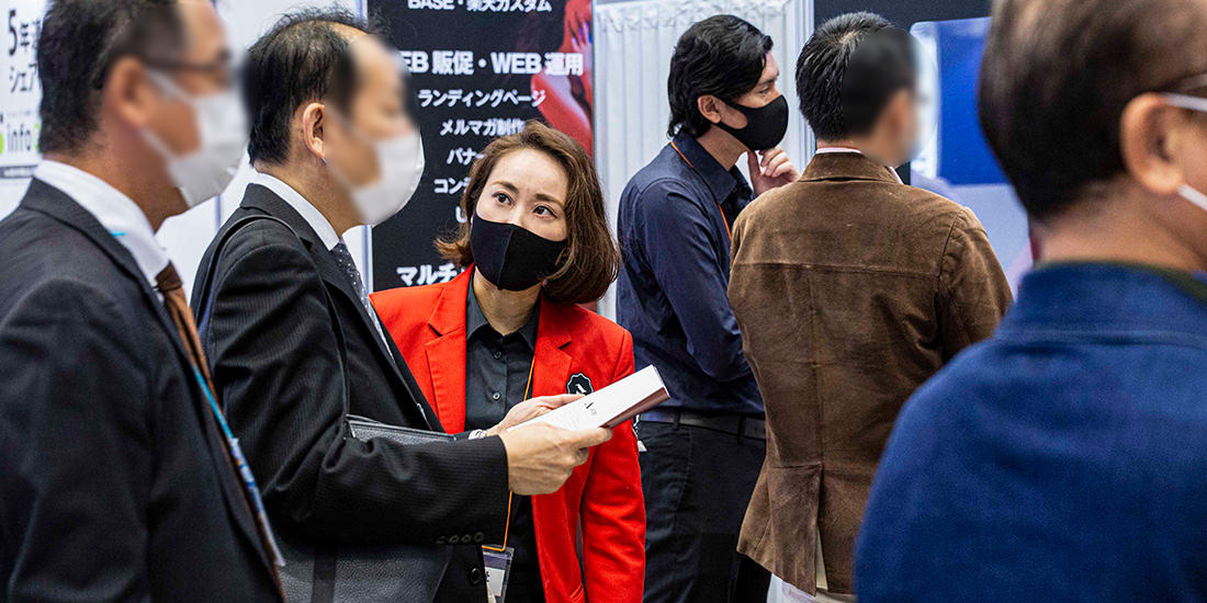 ブースを眺めていたお客様に、パンフレットをお渡ししご説明