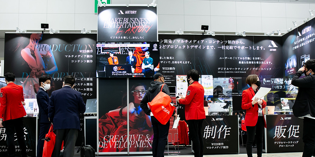 展示会中のアートリースタッフ