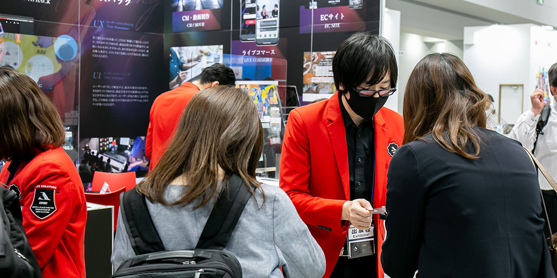 名刺交換をするスタッフ