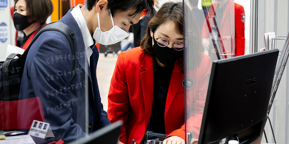 ランディングページ制作に係る費用感を説明しているスタッフ