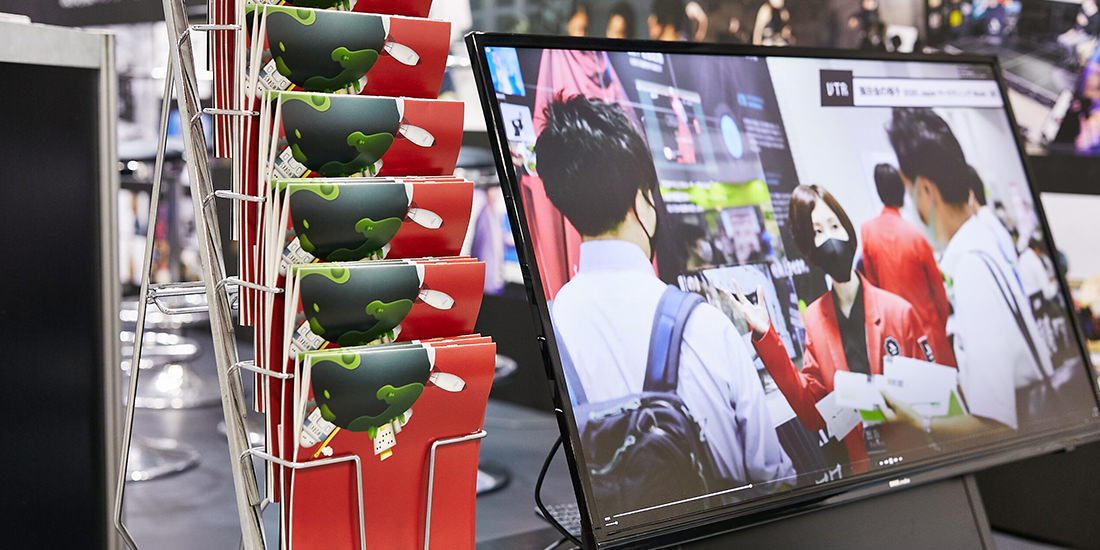 通行する人の目線に入る角度にもモニターを設置