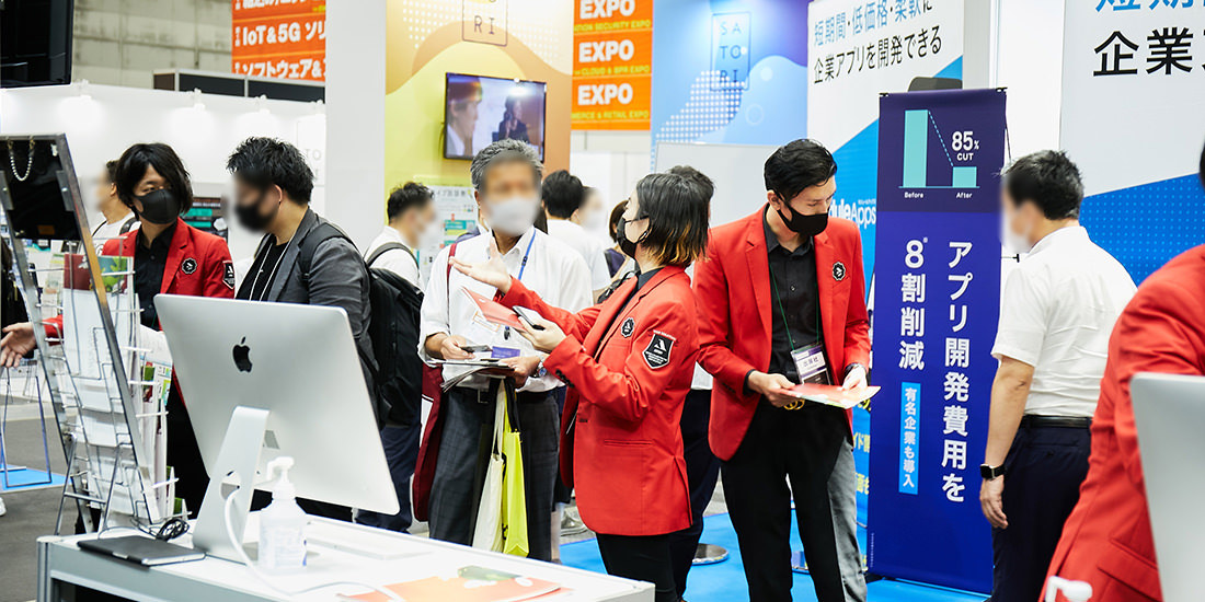 スタッフ7名が在中し、終始賑わいをみせるアートリーの展示ブース