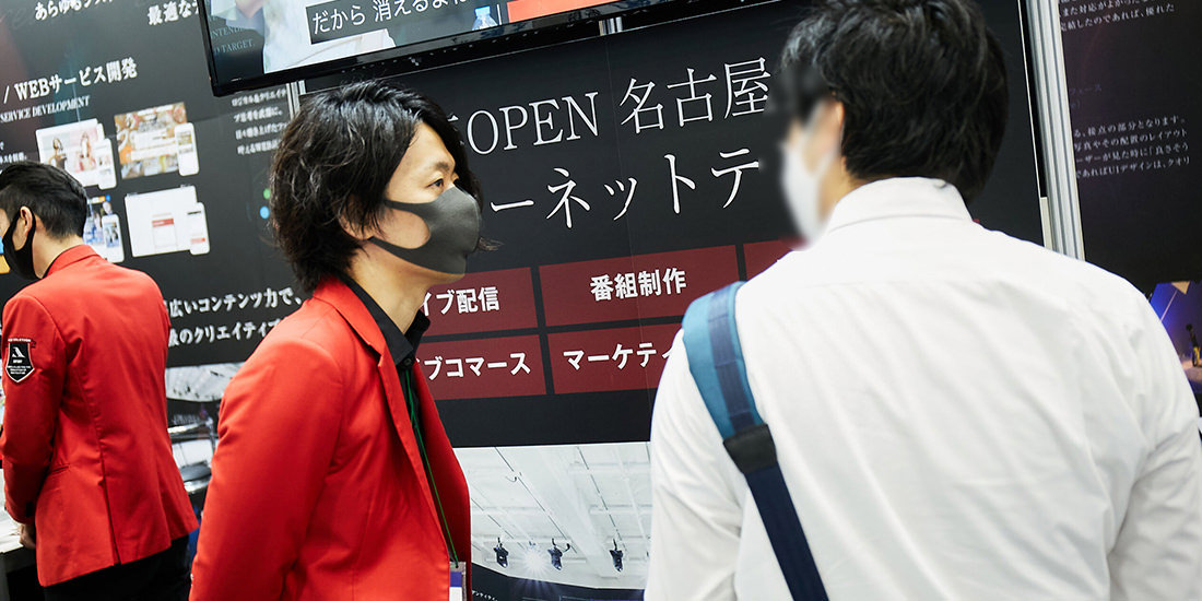 来場者のイメージに対して、パネルを見ながらソリューションを提案する