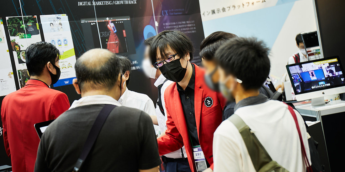 印象的なブースに惹かれて、足を止めるお客様に説明する