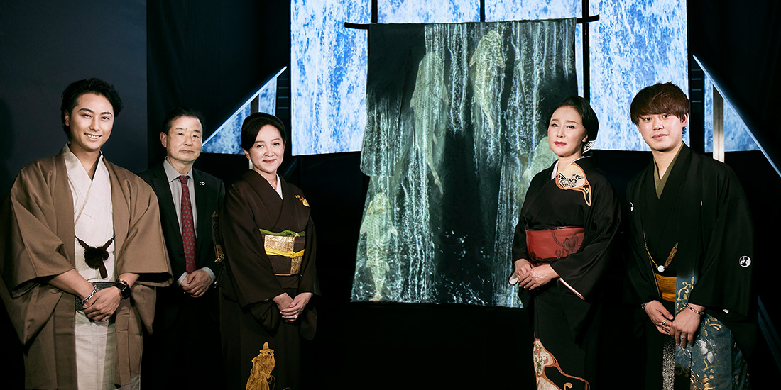 デジタルアートの前で山口美術織物株式会社社長夫妻、浅野ゆう子氏と並ぶ佐藤