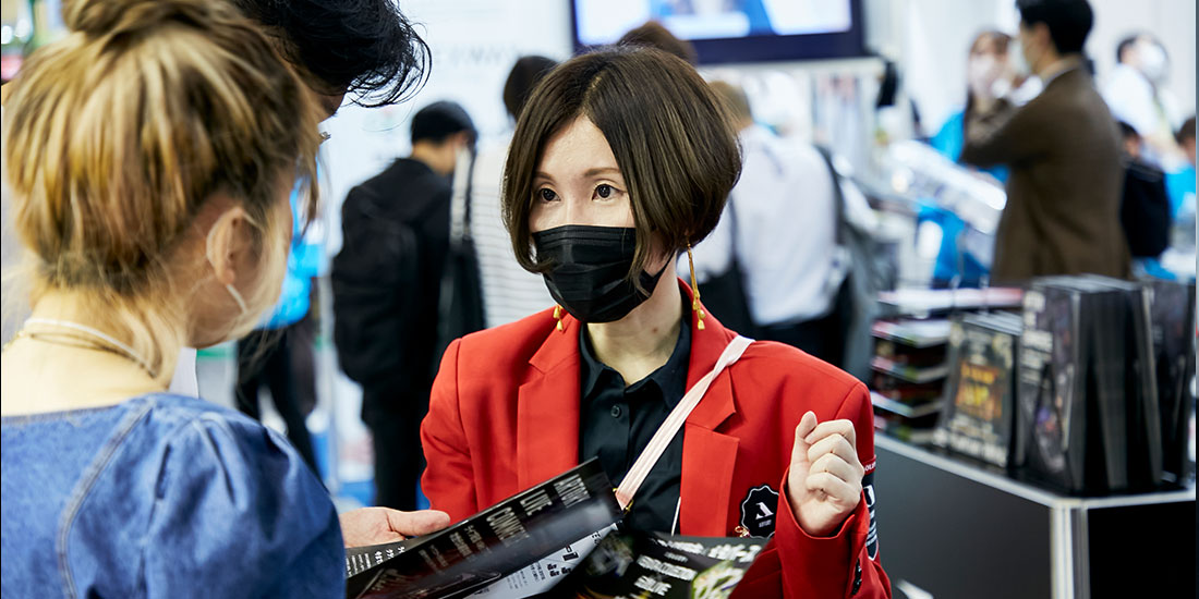 ライブコマースのパンフレットを配布