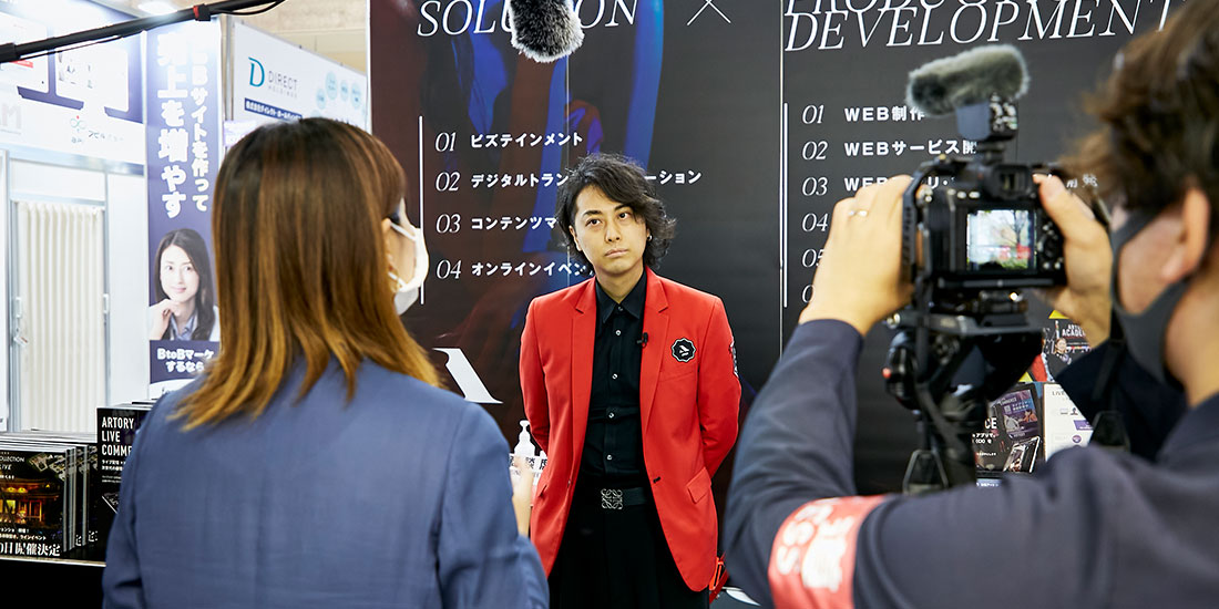 報道陣囲まれて取材を受ける